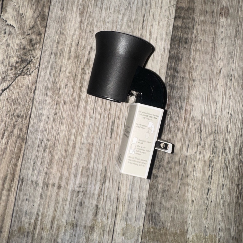 Wall flower plug in